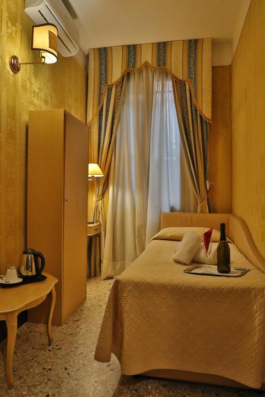 Single Room image 3