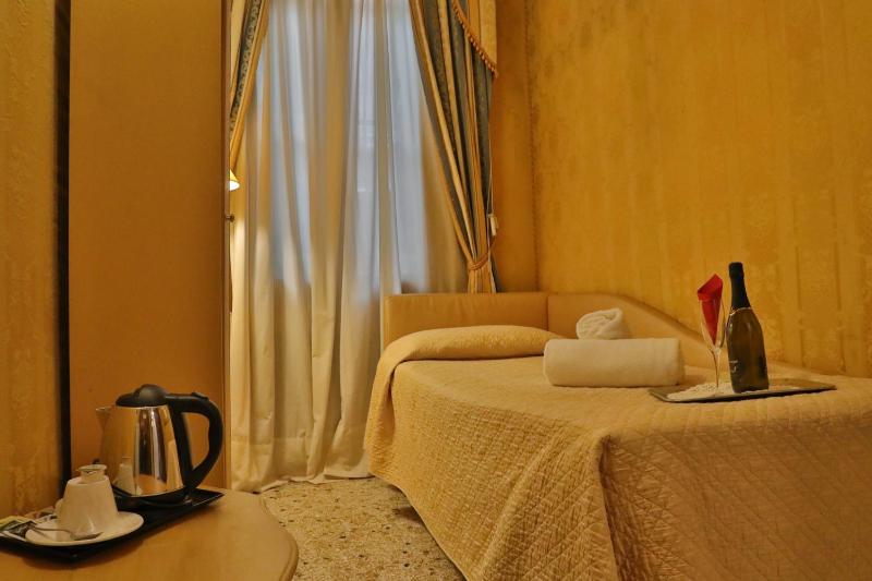 Single Room image 4