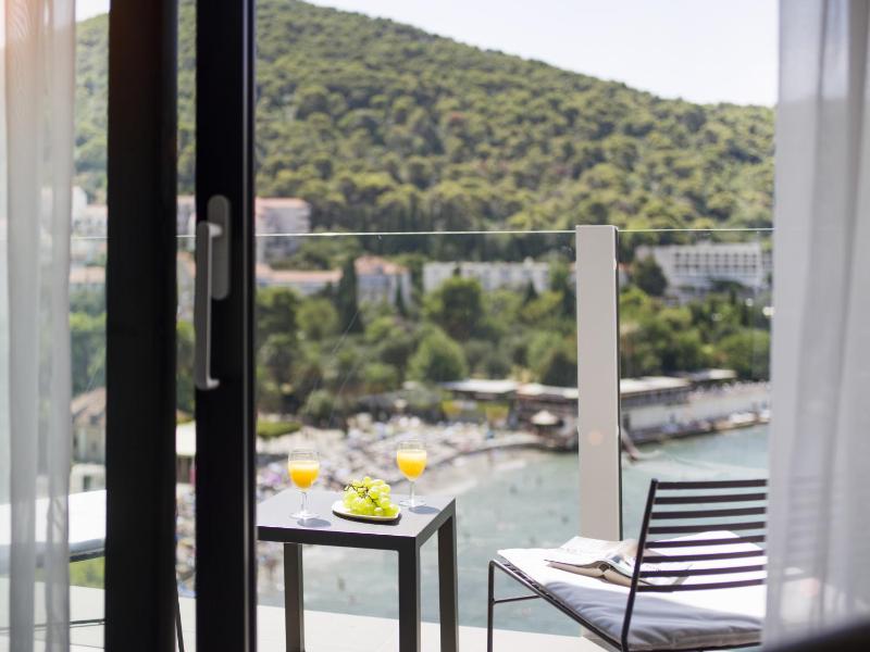 Premium Double Room with Balcony and Sea View image 3
