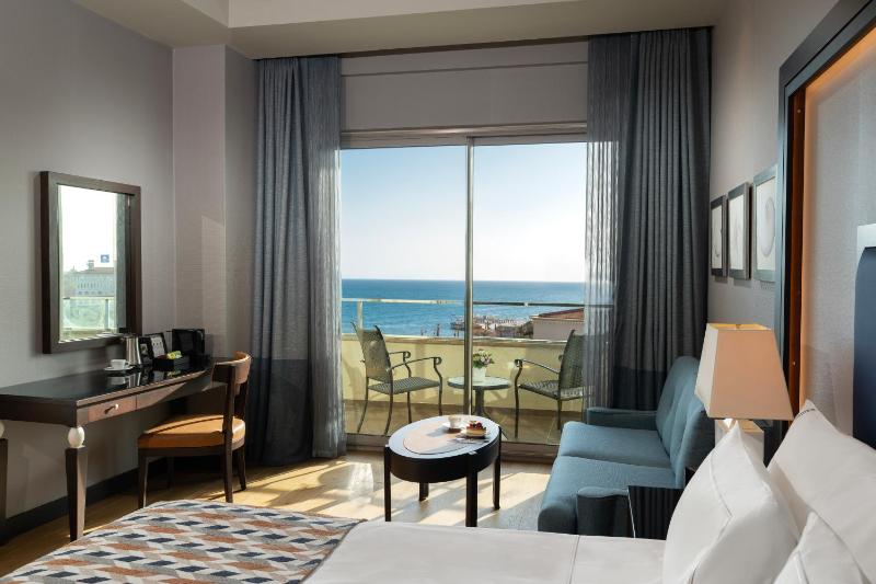 Superior Double or Twin Room with Side Sea View image 4
