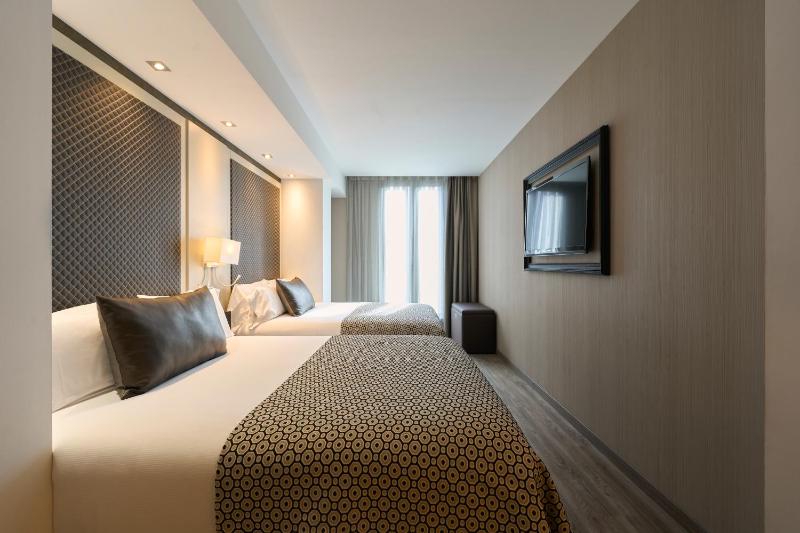 Superior Twin Room image 3