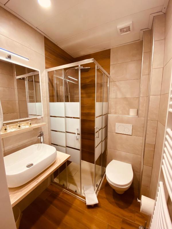 Quadruple Room image 2