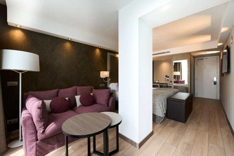 Superior Twin Room with Private Pool image 4