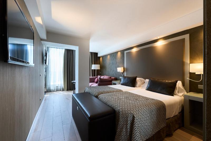 Superior Twin Room with Private Pool image 3