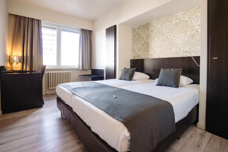 Standard Twin Room image 4