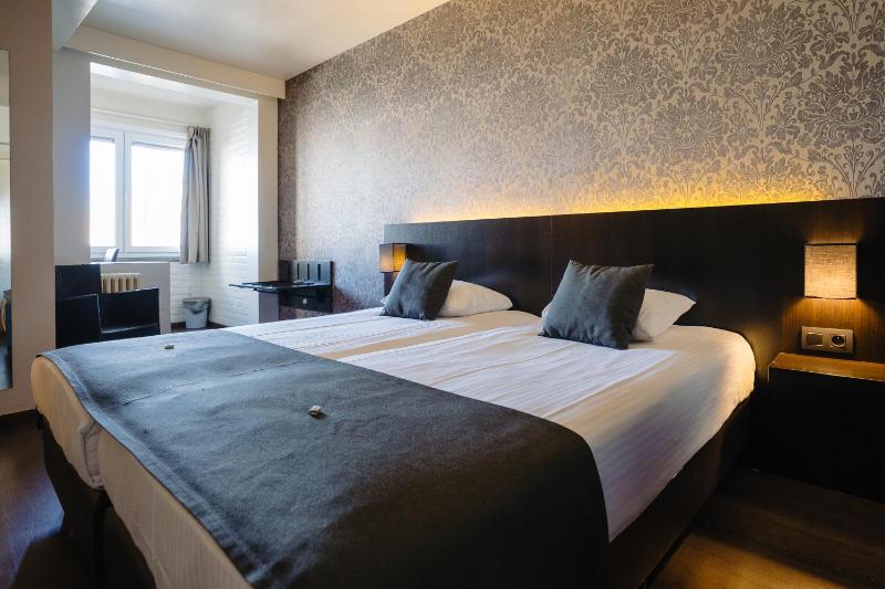 Standard Twin Room image 2