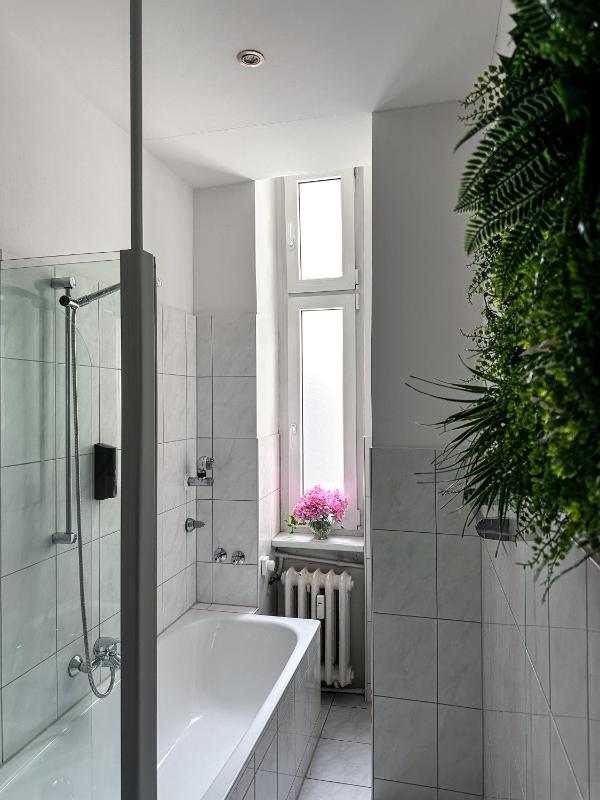 Basic Single Room with Shared Bathroom image 2