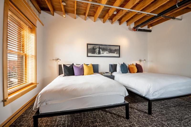 Queen Suite with Two Queen Beds image 3