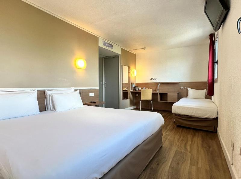 One Double Bed One Single Bed - Superior Room image 4