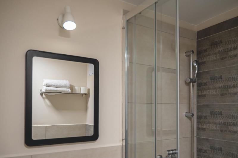 Double Room with Private Bathroom image 3