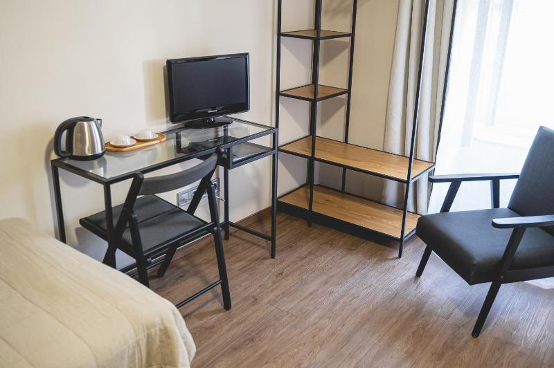 Twin Room with Bathroom image 4