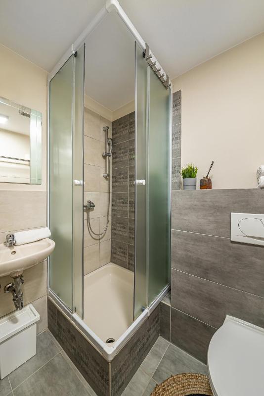 Twin Room with Bathroom image 2