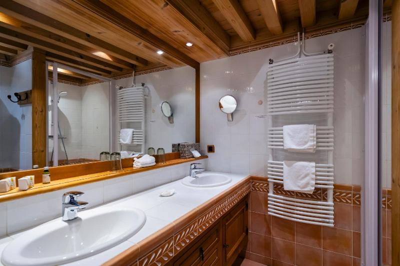 Standard King Room image 1
