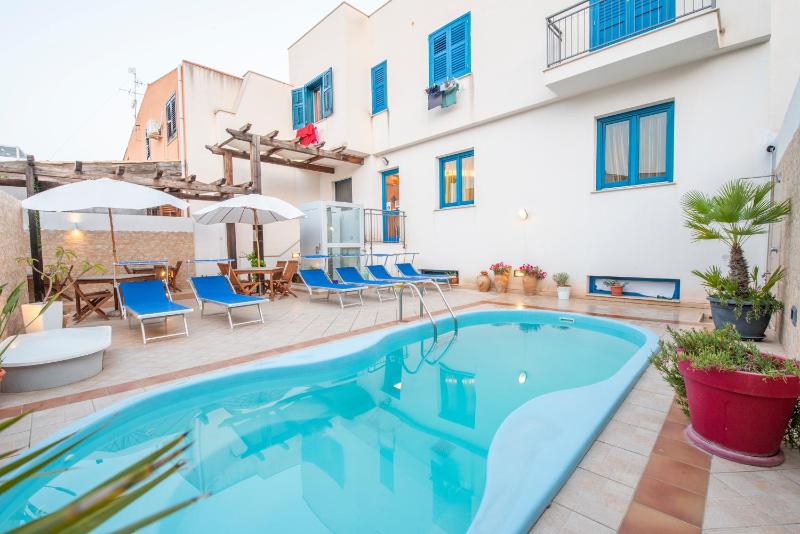 Triple Room with Balcony image 3