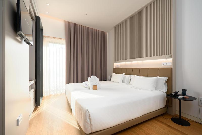 Deluxe Double or Twin Room image 4