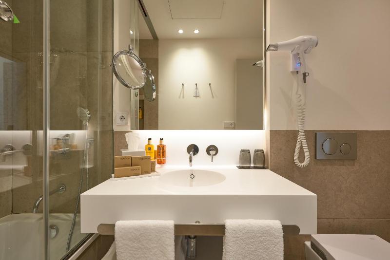 Deluxe Double or Twin Room image 3
