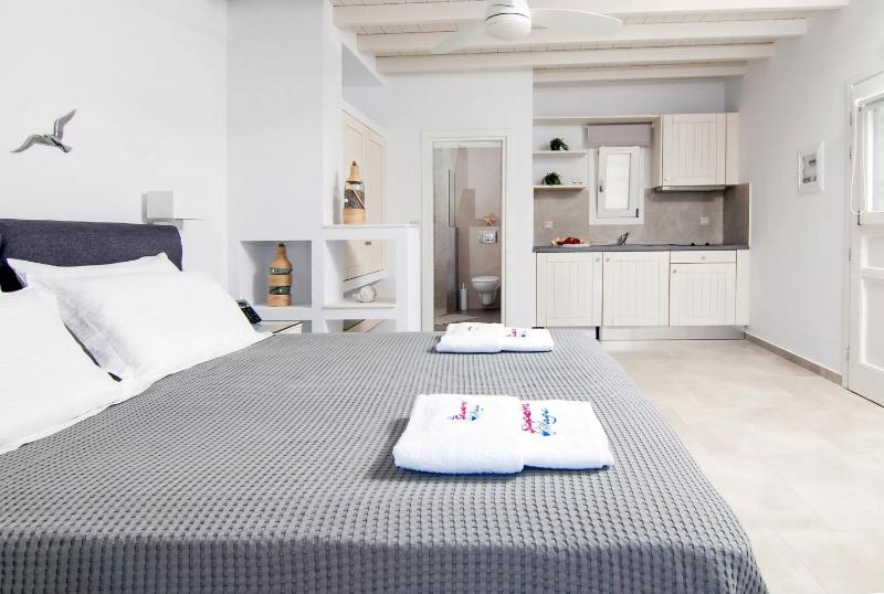 Deluxe Double Room with Balcony and Sea View image 1
