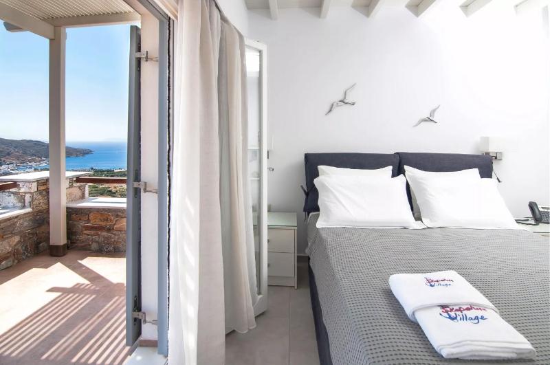 Deluxe Double Room with Balcony and Sea View image 4