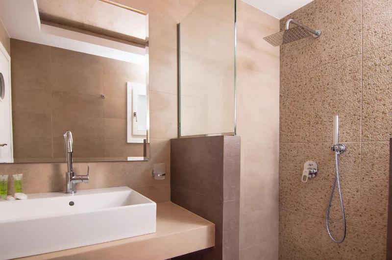 Deluxe Double Room with Balcony and Sea View image 3