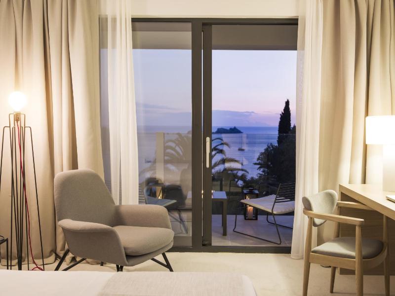 Deluxe Double Room with Sea View and Balcony image 3