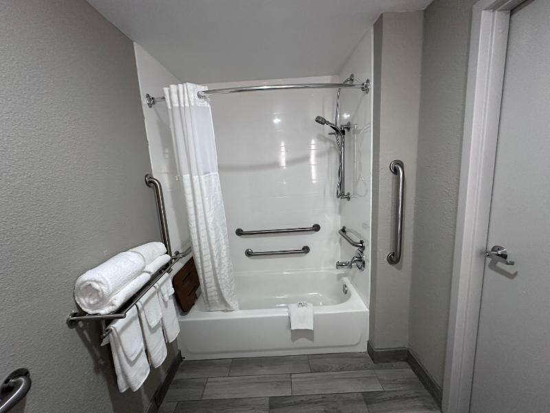 King Room with Tub and Grab Bars - Mobility/Hearing Accessible - Non-Smoking image 2