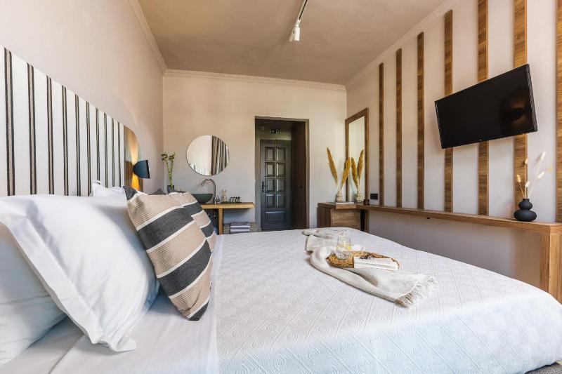 Double Room with Balcony image 4