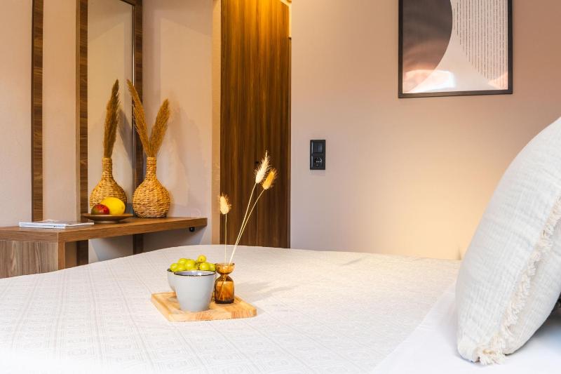 Deluxe Double or Twin Room with Balcony image 3