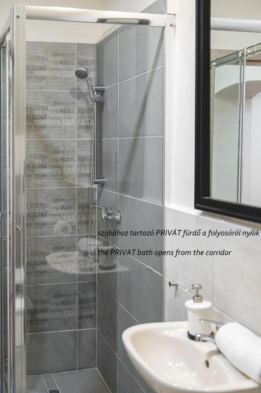 Economy Quadruple Room with Private External Bathroom image 4