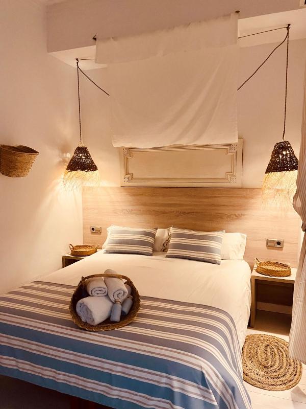 Small Double Room image 1