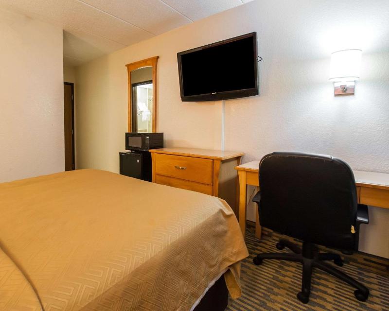 Queen Room - Non-Smoking image 3