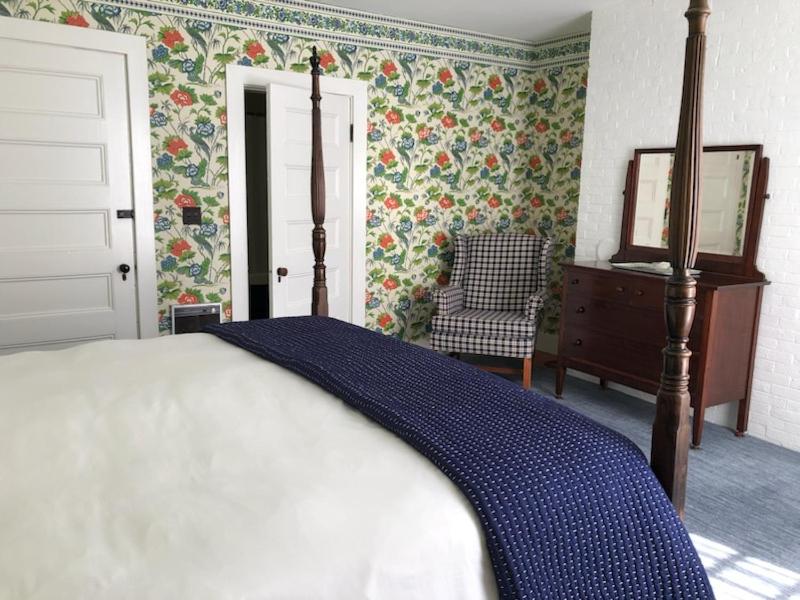 Deluxe King Suite image 4