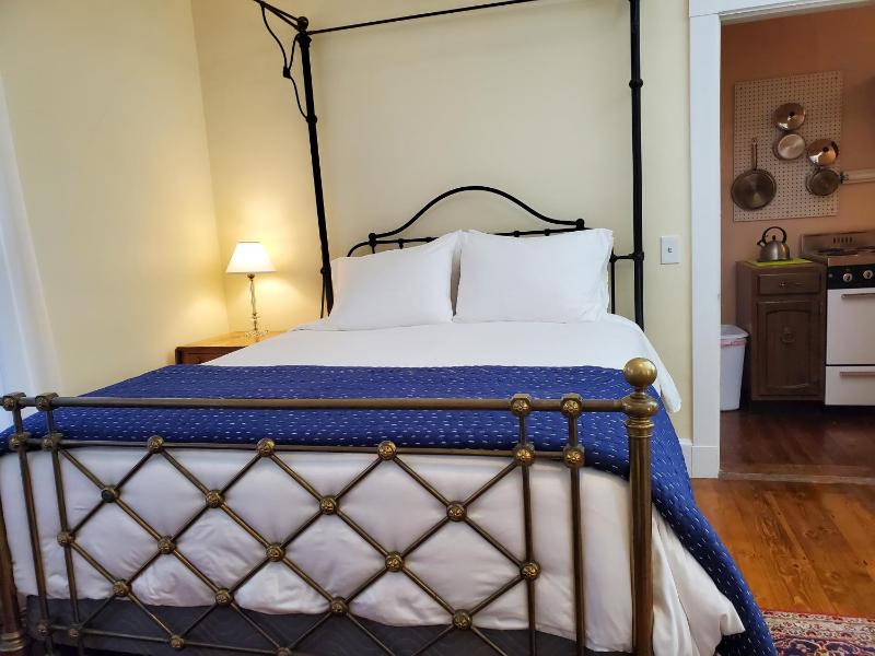 Deluxe Queen Room image 4