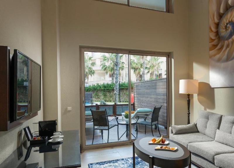 Duplex Suite with Pool Access image 1