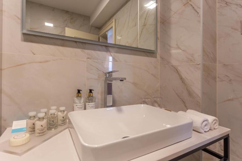 King Suite with Balcony image 3