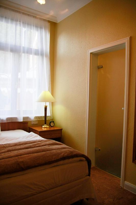 Single Room image 3