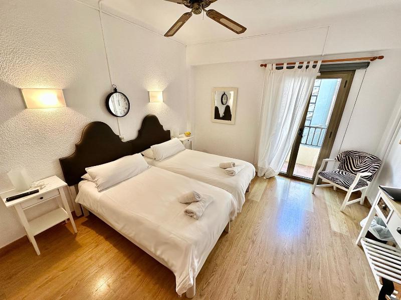 Double or Twin Room image 4