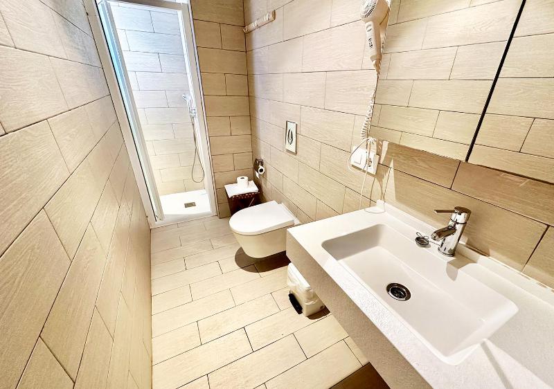 Single Room image 2