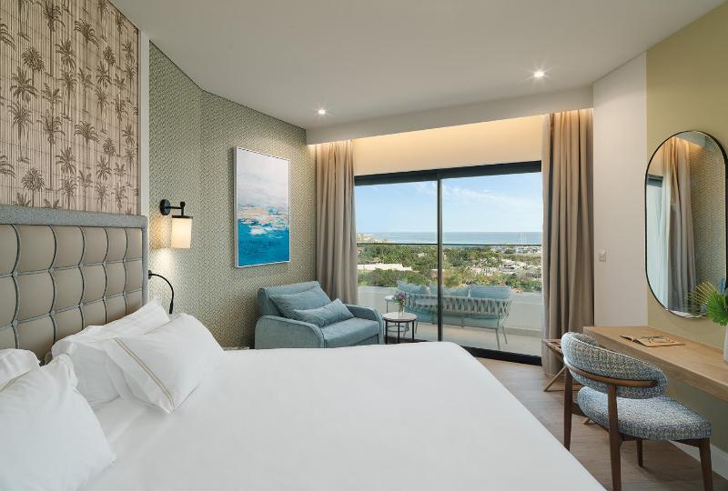 Signature One Bedroom Sea View Suite with Hot Tub image 4