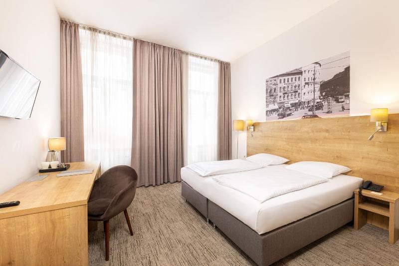 Double or Twin Room image 4