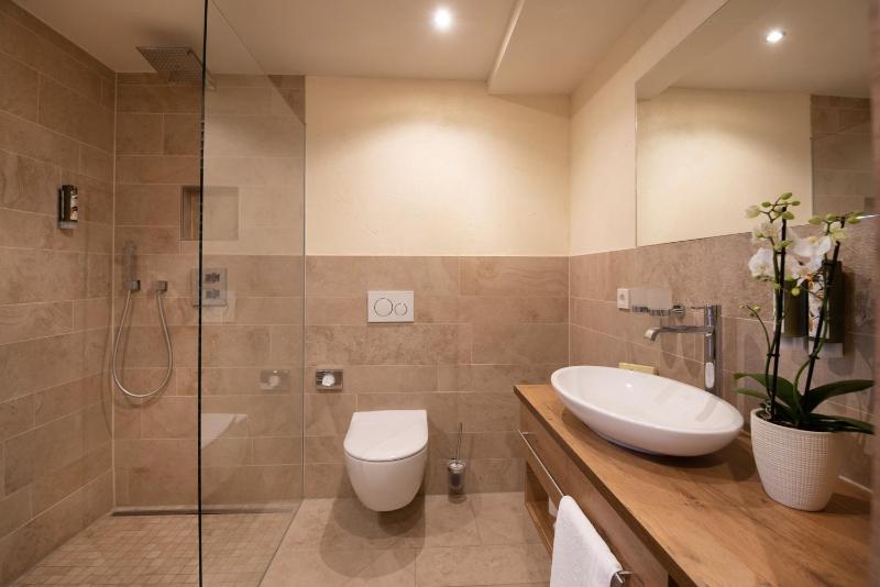 Double Room with Lake View image 4