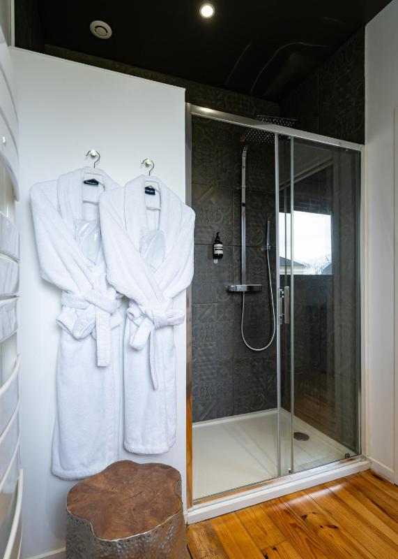 Double Room with Private Bathroom image 3
