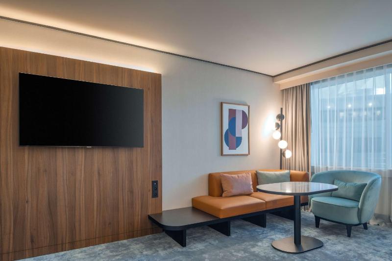 Superior King Room image 4