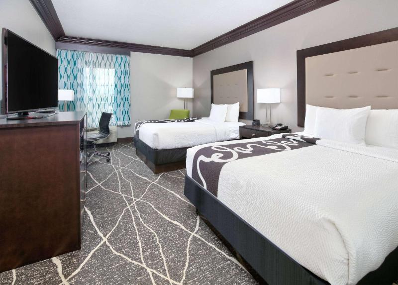 Deluxe Queen Room with Two Queen Beds image 3