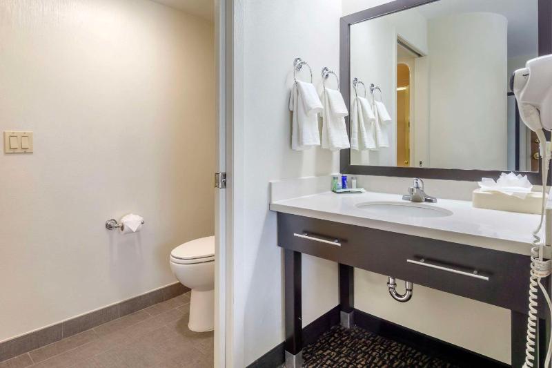 King Room - Non-Smoking image 2