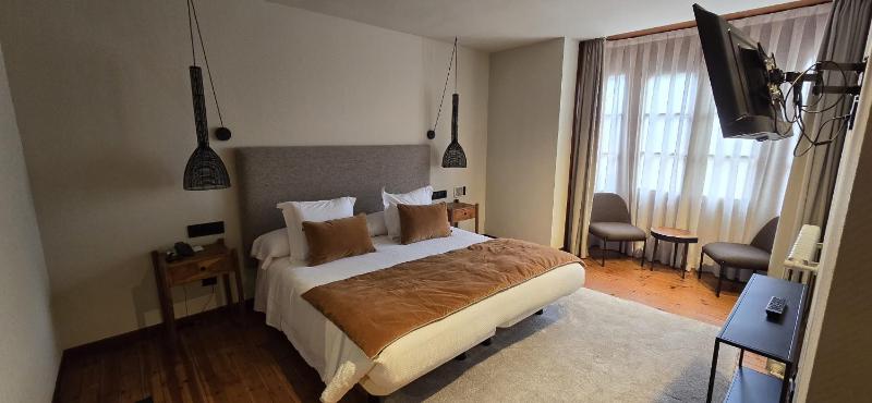 Double Room with Balcony image 3