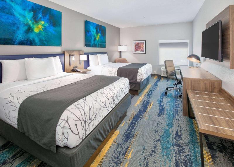 La Quinta Inn & Suites by Wyndham Dallas/Fairpark - image 34