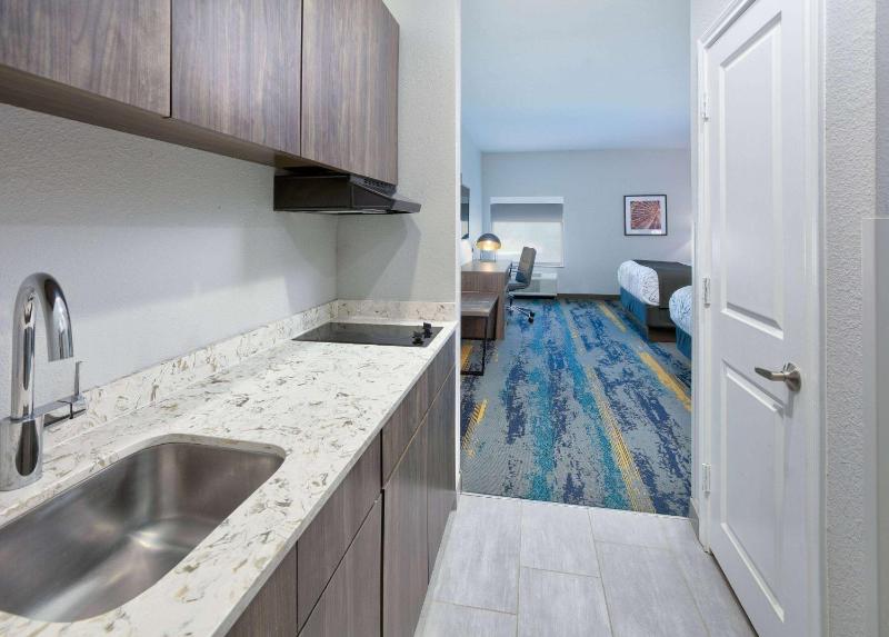La Quinta Inn & Suites by Wyndham Dallas/Fairpark - image 36