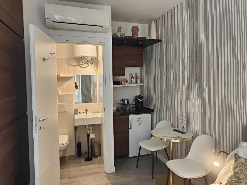 Small Double Room image 3