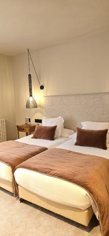 Double Room with Balcony image 2