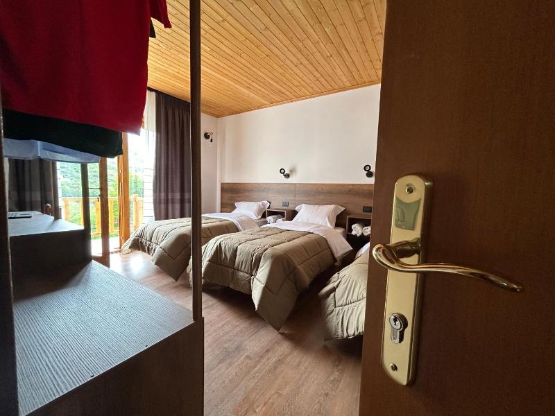 Triple Room with Balcony image 1